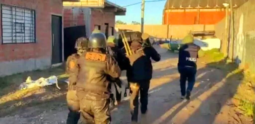 González Catán - Muere jubilado de 79 años en enfrentamiento con policías durante allanamiento.