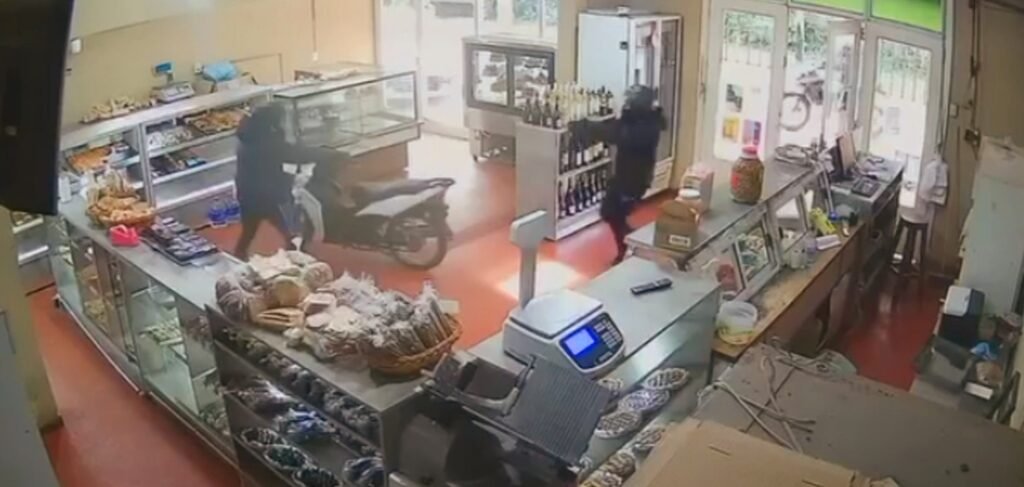 Los Pozos Cañuelas - Joven despojado de su moto a punta de pistola dentro de una panadería.