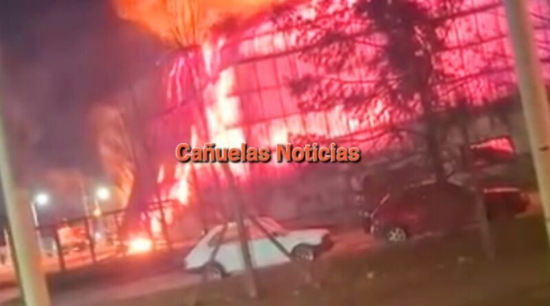 Monte Grande – Incendio de magnitud en el Galpón de Ortopédico.