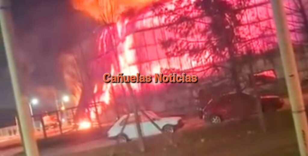 Monte Grande – Incendio de magnitud en el Galpón de Ortopédico.