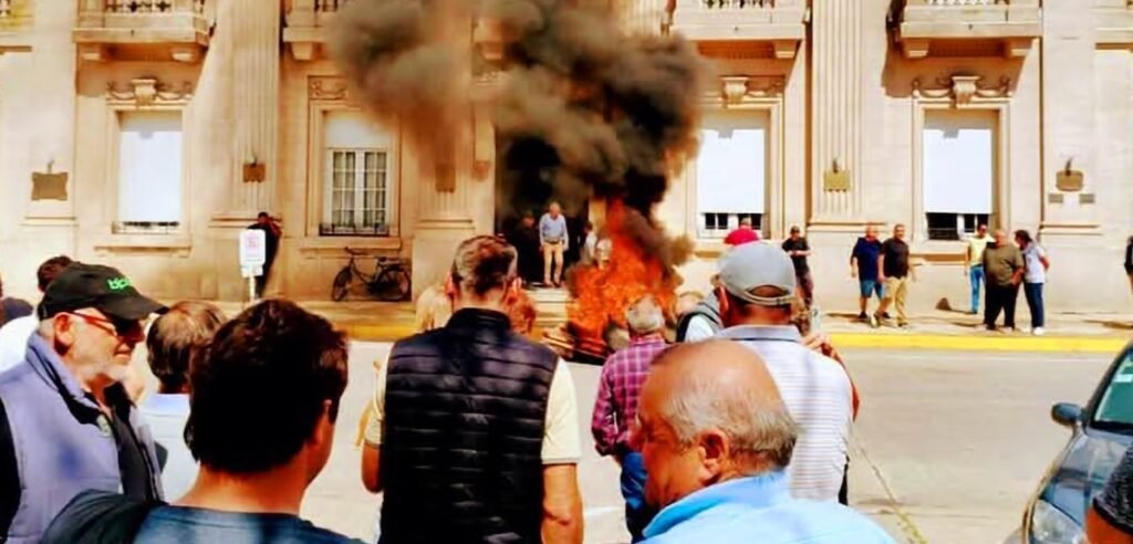 9 de Julio Bs. As.- Protesta por Medidas Oficiales Termina con Incendio en la Municipalidad.