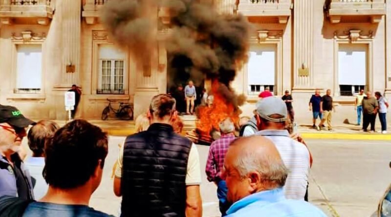 9 de Julio Bs. As.- Protesta por Medidas Oficiales Termina con Incendio en la Municipalidad.