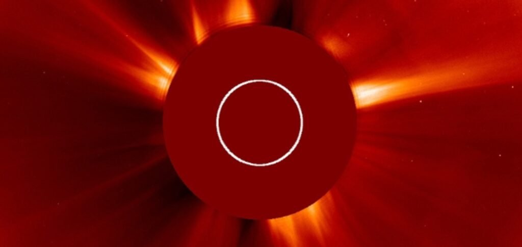 ¡Alerta Espacial! Una potente erupción G2 solar desata una tormenta geomagnética hacia la Tierra.