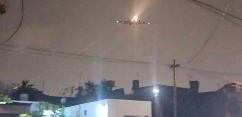La Ferrere Matanza - En los cielos   Un Boeing 777 en  emergencia.