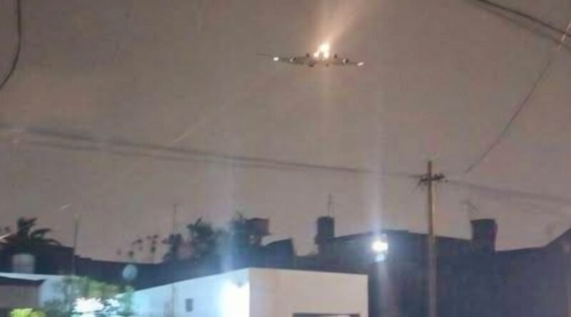 La Ferrere Matanza - En los cielos   Un Boeing 777 en  emergencia.