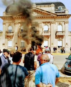 9 de Julio Bs. As.- Protesta por Medidas Oficiales Termina con Incendio en la Municipalidad. - wp 17591800869795718919079499687720