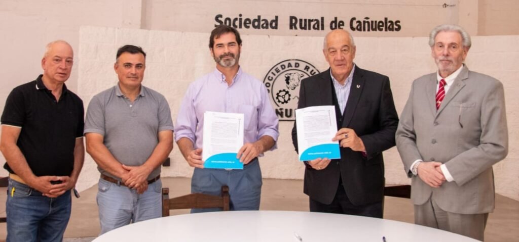 Cañuelas -  Se firma un convenio entre la Universidad de Morón y la Sociedad Rural.