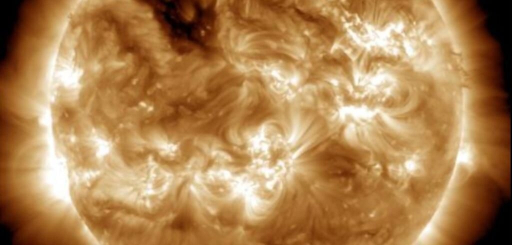 Alerta Espacial -  Una Potente Tormenta Geomagnética Impacta la Tierra