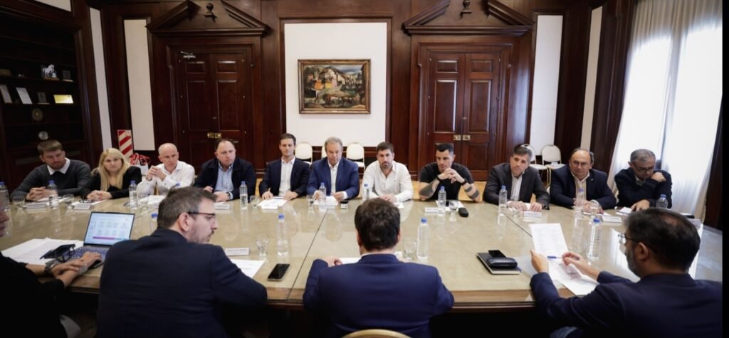 Kicillof y Cuattromo firmaron convenios con municipios para la compra de bienes de capital