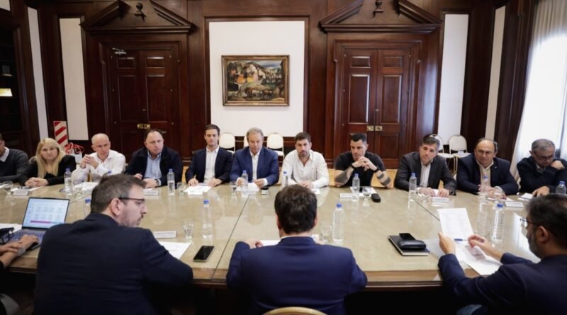 Kicillof y Cuattromo firmaron convenios con municipios para la compra de bienes de capital