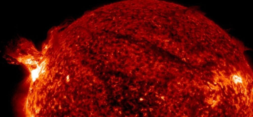 El Sol Erupción - Fuerte Llamarada Solar Registrada Este Sábado