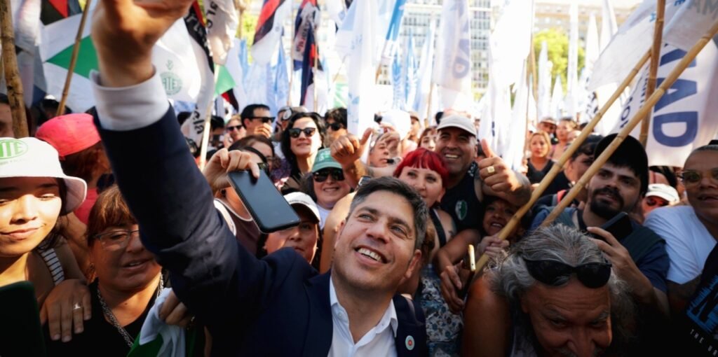 Kicillof Rindió Homenaje a Hebe de Bonafini en la Ronda Semanal de las Madres de Plaza de Mayo