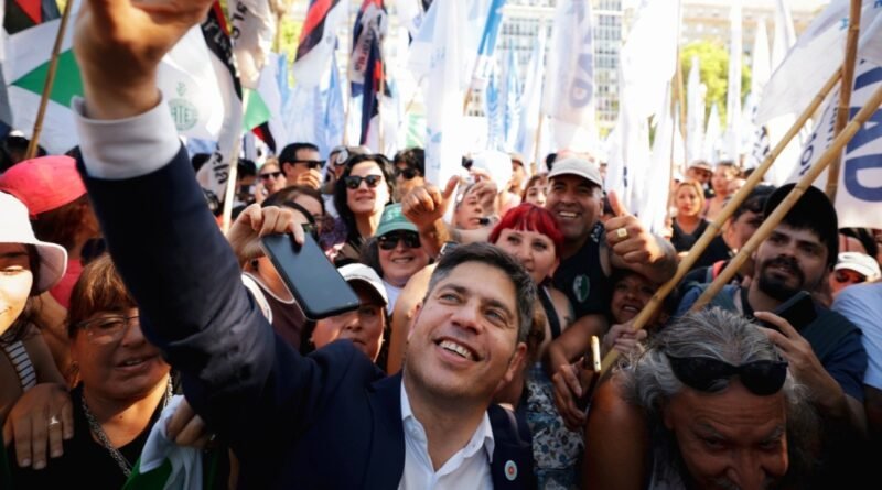 Kicillof Rindió Homenaje a Hebe de Bonafini en la Ronda Semanal de las Madres de Plaza de Mayo