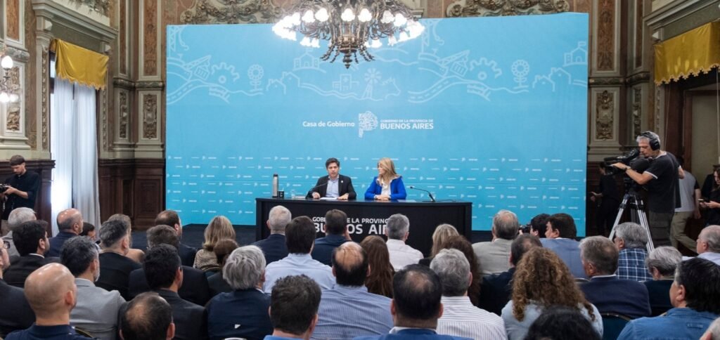 La Plata Kicillof -  Defiende la Ley de Financiamiento en el Salón Dorado.