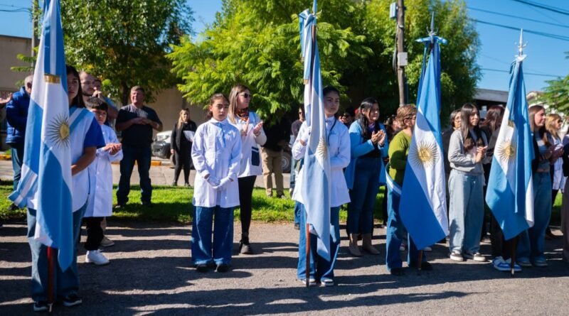 Cañuelas honró a los caídos en Malvinas y los 20 años de su monumento- 