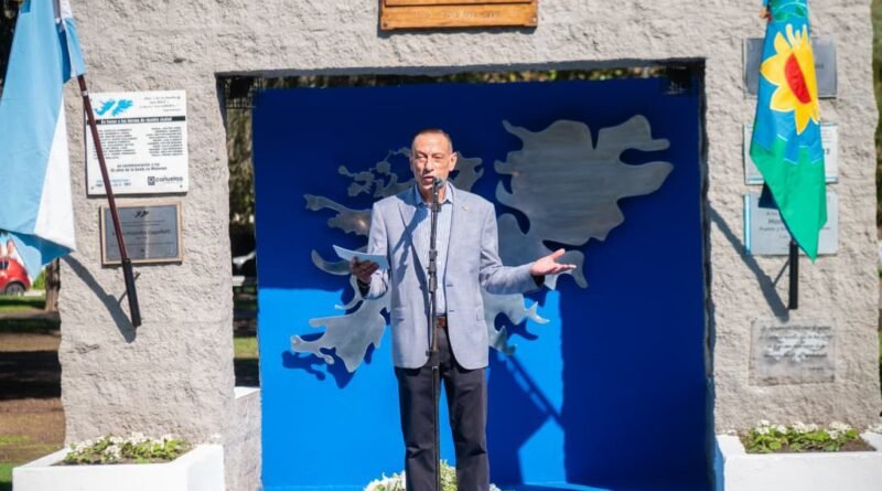 Cañuelas honró a los caídos en Malvinas y los 20 años de su monumento- 