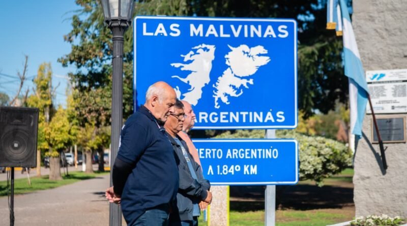 Cañuelas honró a los caídos en Malvinas y los 20 años de su monumento- 